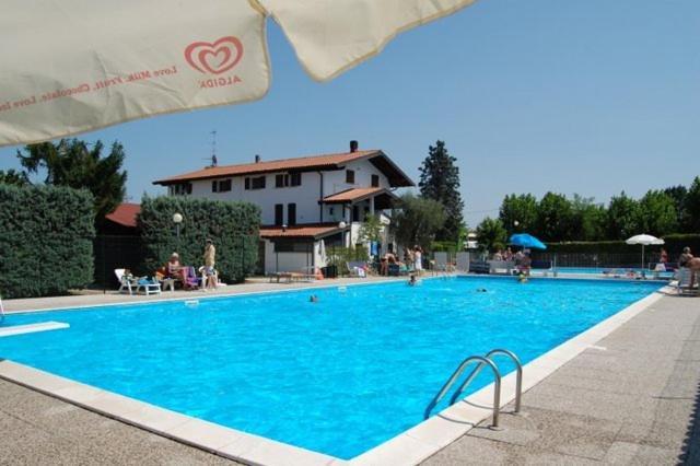 Campeggio Trevisago Iris Park Moniga del Garda Rom bilde